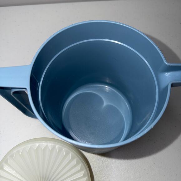 Tupperware Vintage Blue 1.5 Quart Pitcher #1575 Push Button Lid Made in U.S.A. - Picture 6 of 10